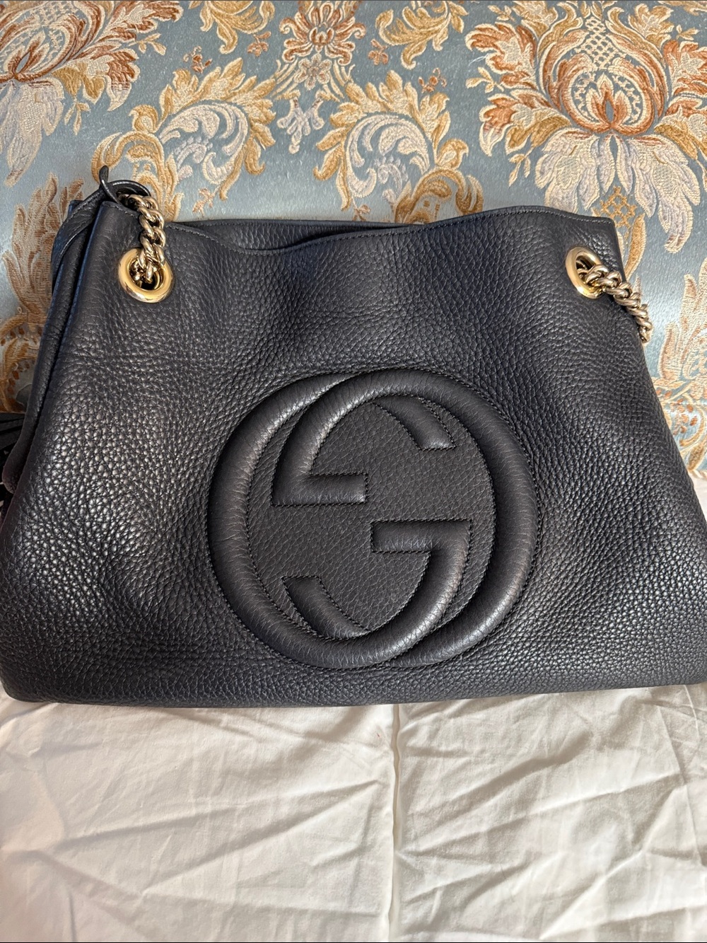 Authentic Gucci Black Pebbled Leather Shoulder Bag with Gold-Tone Chain